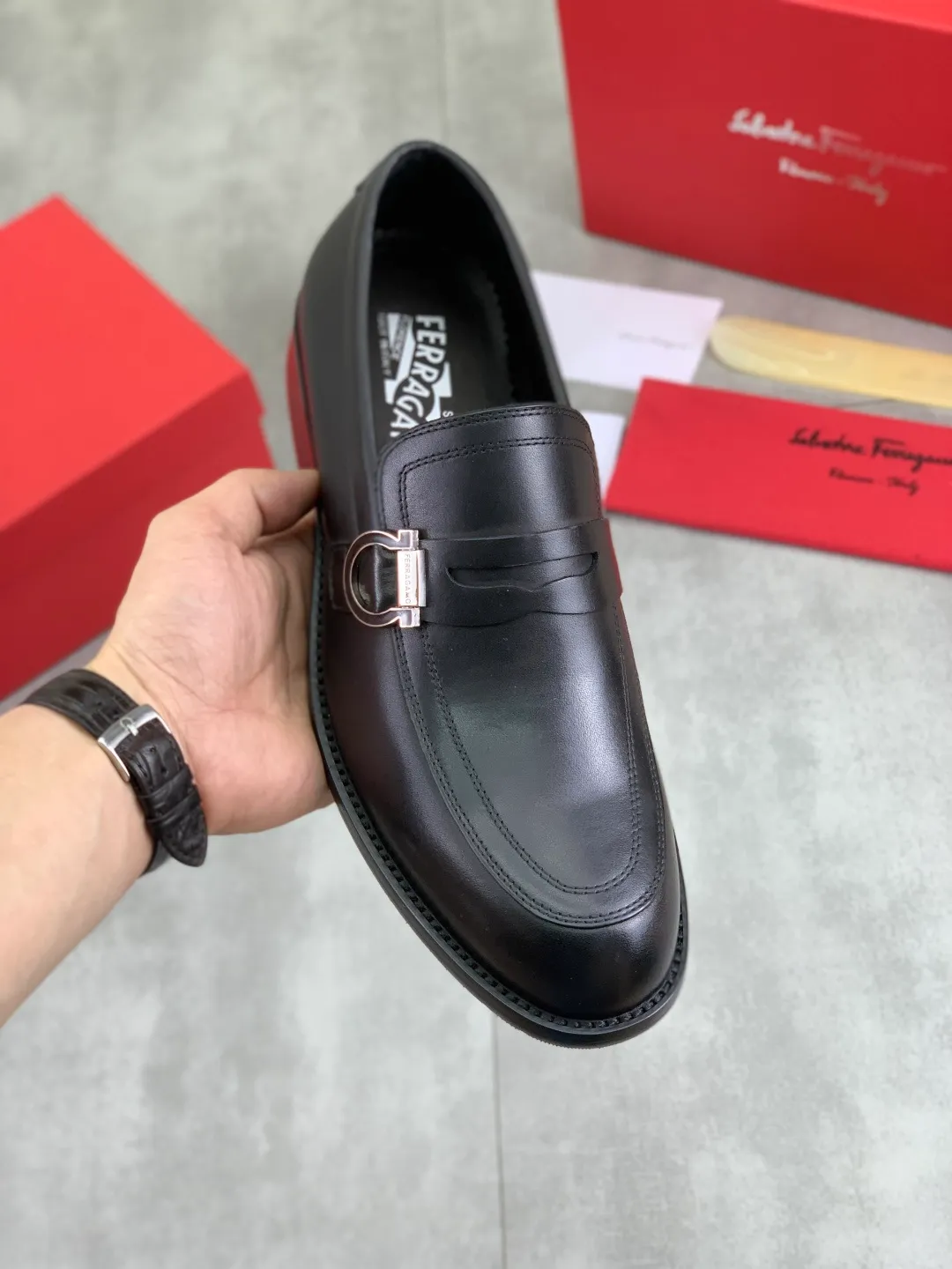 Men's Men's Shoes 💰P562💰[New Style] Water-dyed Niuli 🆘[Salvatore Ferragamo] Ferragamo's latest casual business leather shoes for men! Listed simultaneously! The fabric is made of specially imported original pebbled calfskin, and the lining is made of imported water-dyed cowhide. It is absolutely luxurious and leads the fashion trend. Matching code: 38-44 (45 and 46 can be customized) Black, brown and burgundy colors available